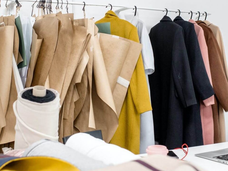 Arara com peças de roupas modelagens moda comportamento