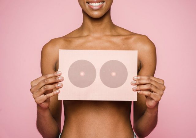 Mulher com folhas nos seios outubro rosa auto cuidado