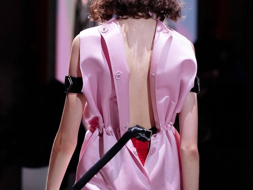Mulher fashion desfilando com vestido-exuberante-dicionario da moda