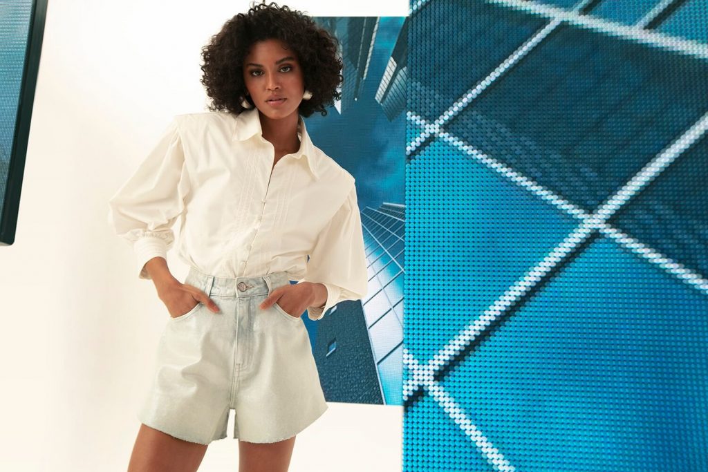 Mulher fashionista vestido jeans contemporâneo conheça L'Accord