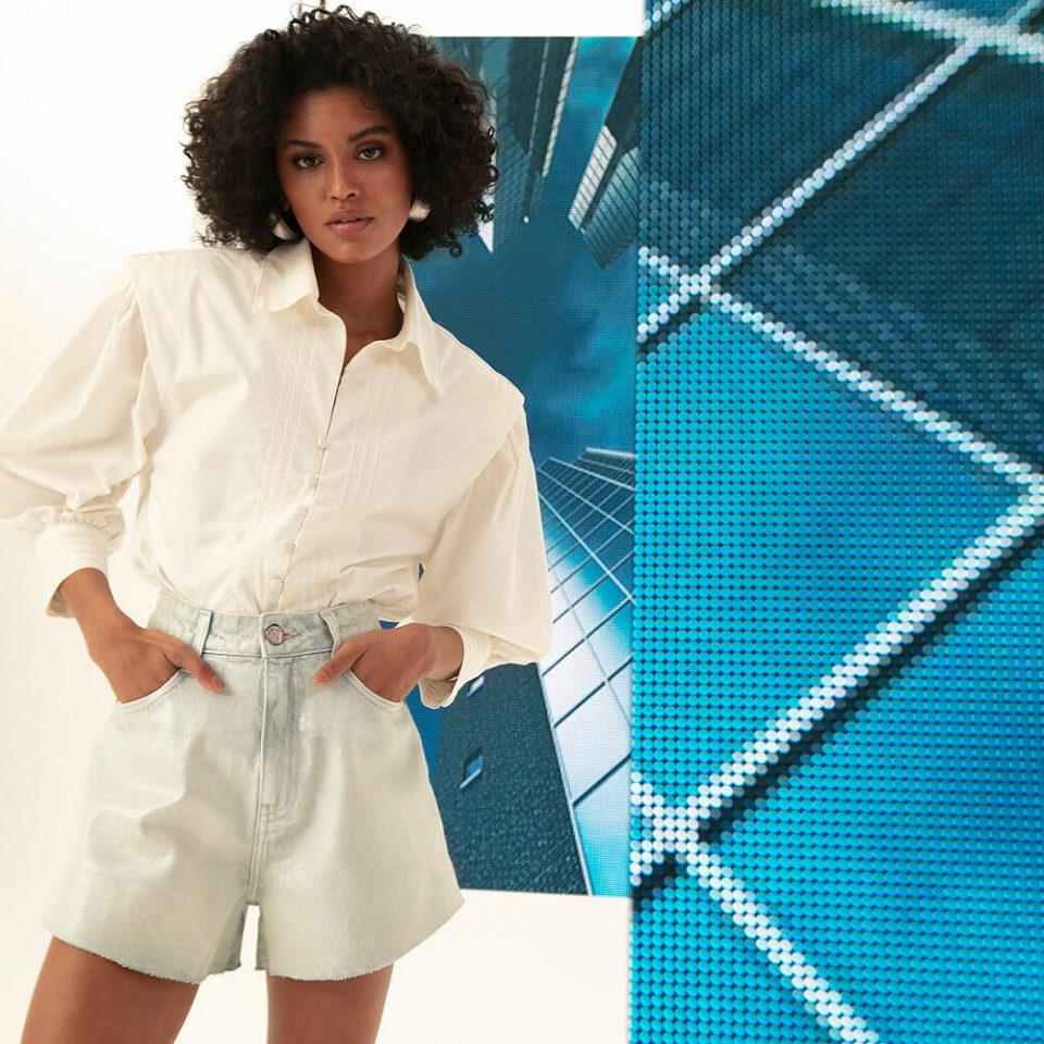 Mulher fashionista vestido jeans contemporâneo conheça L'Accord