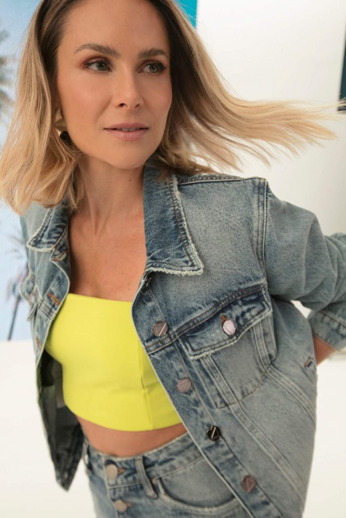 Mulher veste jaqueta jeans com sobreposição moda contêmporanea L'Accord